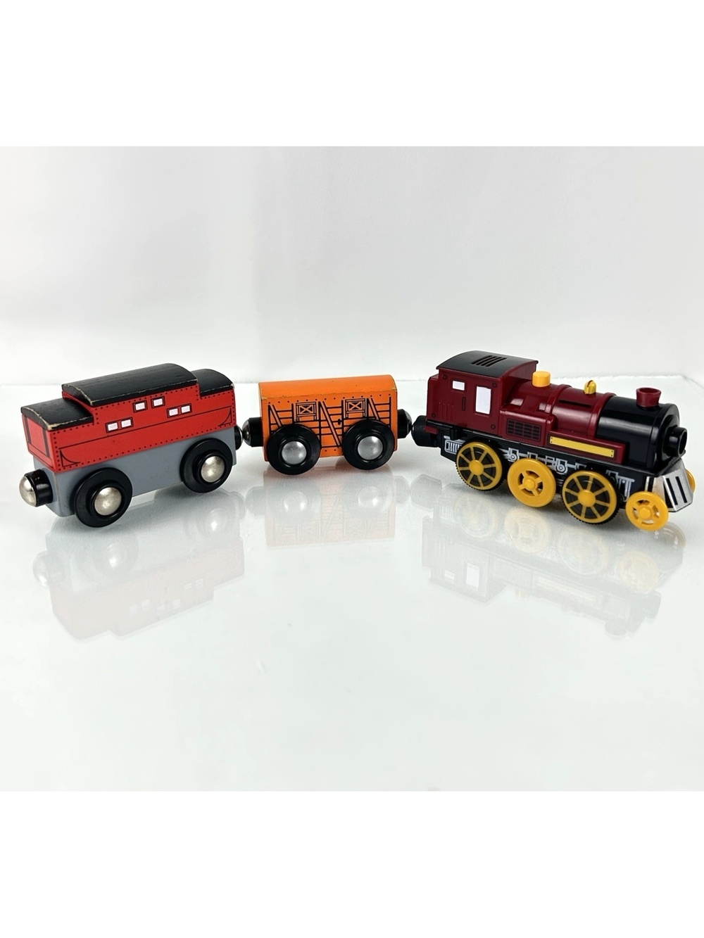 Maxim Enterprise (?) Motorized Locomotive Magnetic + Wooden Cars Works